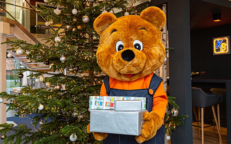KBär überreicht Geschenke