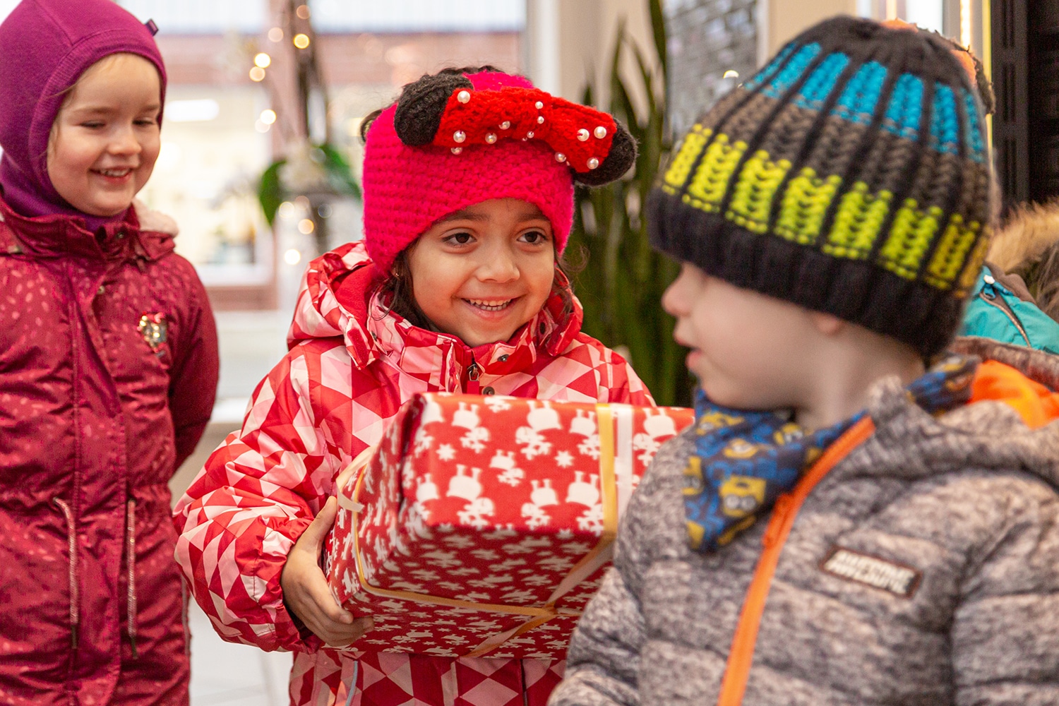 KBär übergibt Geschenke an Kita