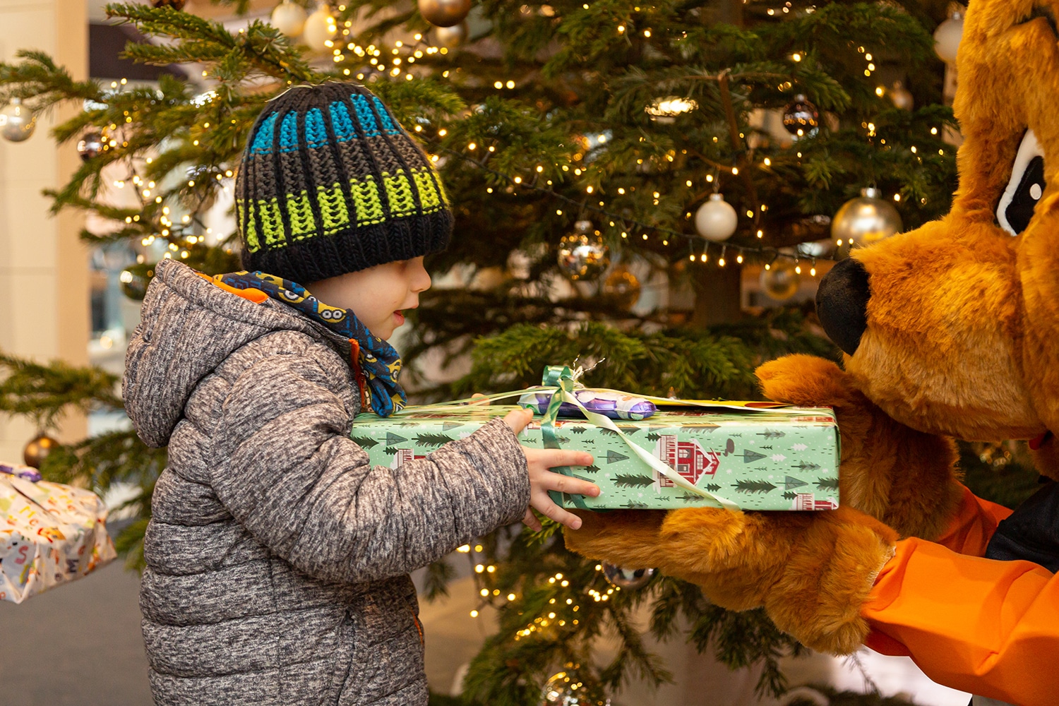 KBär übergibt Geschenke an Kita
