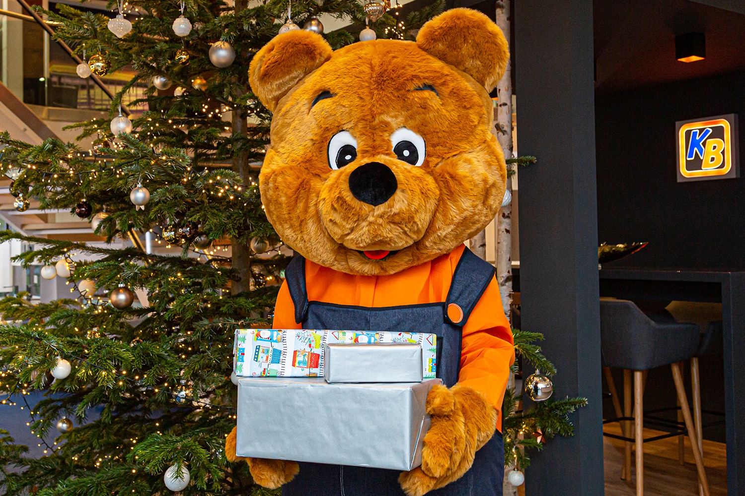 KBär übergibt Geschenke an Kita