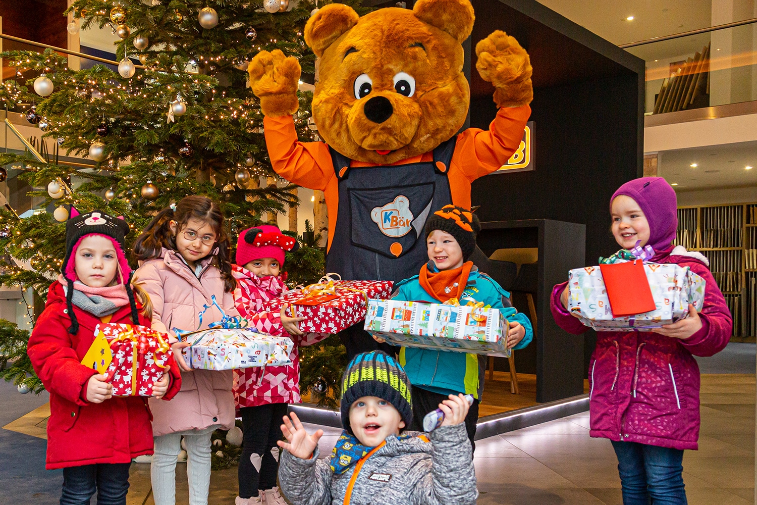 KBär übergibt Geschenke an Kita