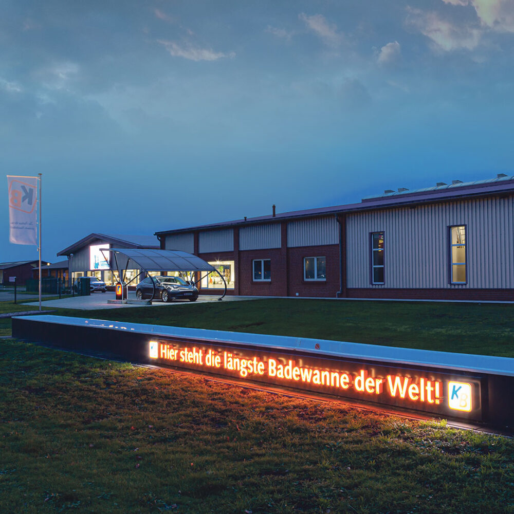 Firmengelände-Längste-Badewanne-der-Welt