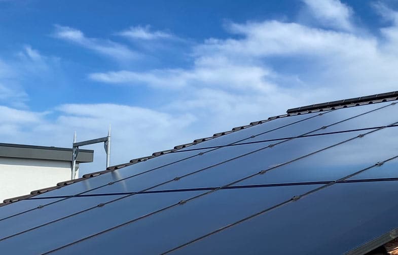 Schwarze Solarmodule
